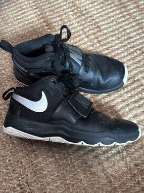 Nike Kids' Black and White High-Top Sneakers with Strap basketball 2.5